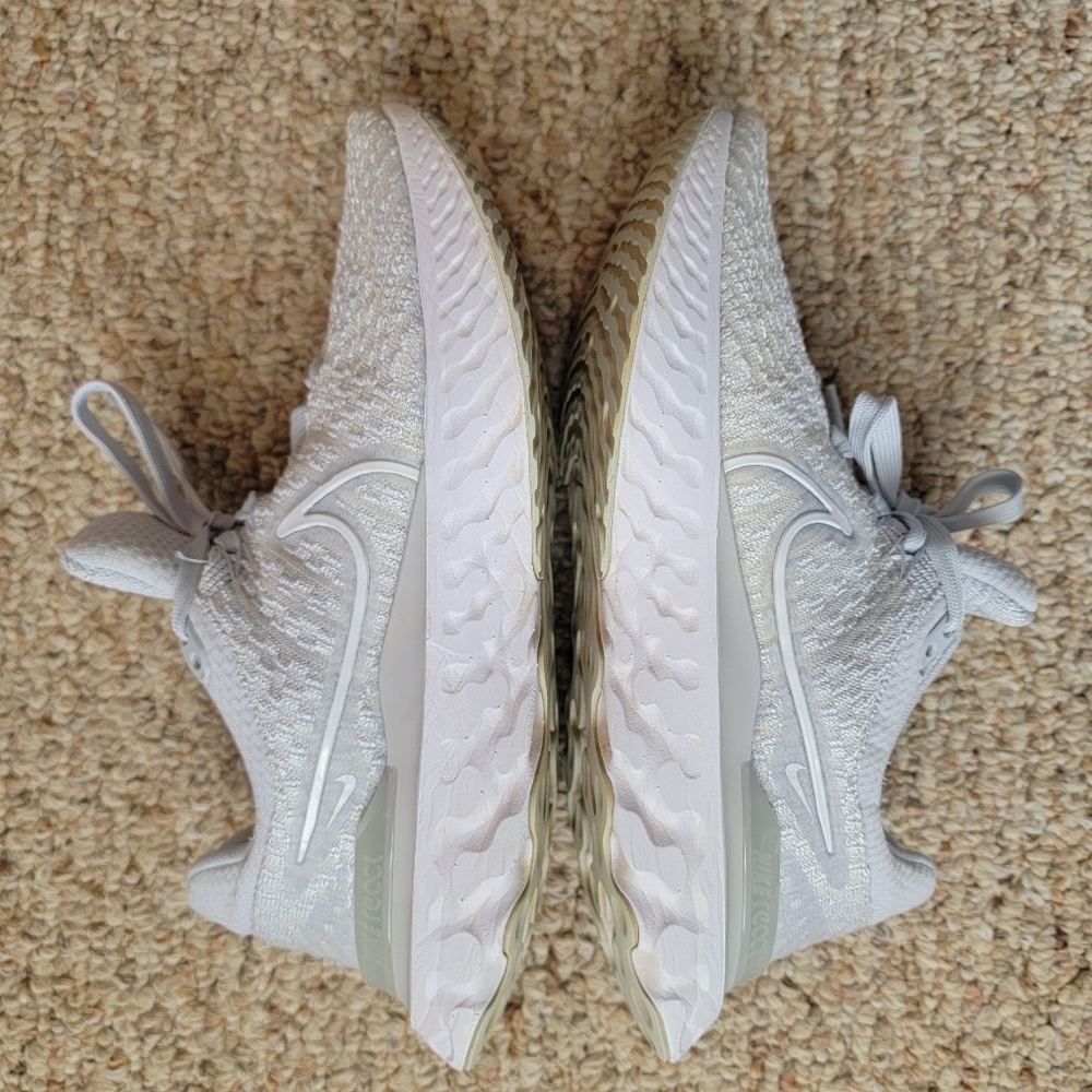 Nike Women's Light Gray React Infinity Flyknit - Picture 7 of 10